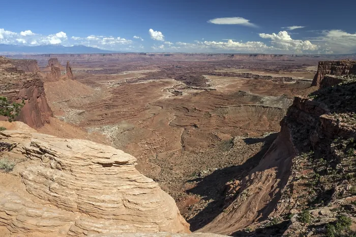 Gerahmter Druck : Blick auf erodiertes Landschaft vom Mesa Arch. Gerahmter Druck : Blick auf erodiertes Landschaft vom Mesa Arch.