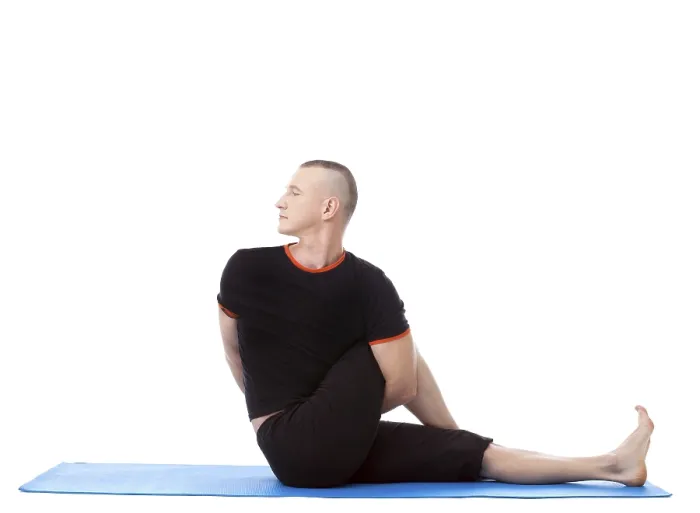 Gerahmter Druck : Seitenansicht eines flexiblen Mannes, der Yoga in einem Studio übt. Gerahmter Druck : Seitenansicht eines flexiblen Mannes, der Yoga in einem Studio übt.