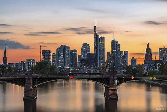 Gerahmter Druck : Blick von der Floserbrücke über den Main. Gerahmter Druck : Blick von der Floserbrücke über den Main.