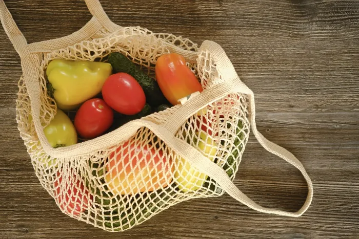 Gerahmter Druck : Obenansicht frischer Gemüse in wiederverwendbarem Stringbeutel. Gerahmter Druck : Obenansicht frischer Gemüse in wiederverwendbarem Stringbeutel.