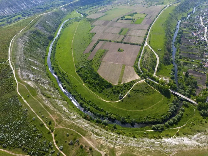 Gerahmter Druck : Blick auf eine grüne Tal mit einem windenden Fluss und landwirtschaftlichen Feldern. Gerahmter Druck : Blick auf eine grüne Tal mit einem windenden Fluss und landwirtschaftlichen Feldern.