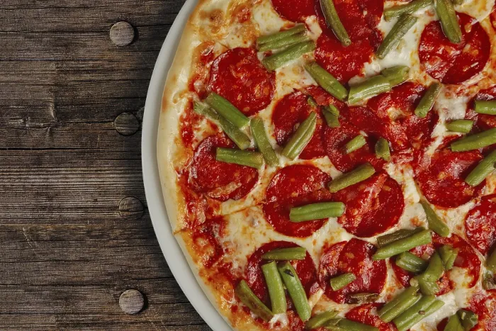 Gerahmter Druck : Obenansicht von der Hälfte einer Peperonipizza. Gerahmter Druck : Obenansicht von der Hälfte einer Peperonipizza.
