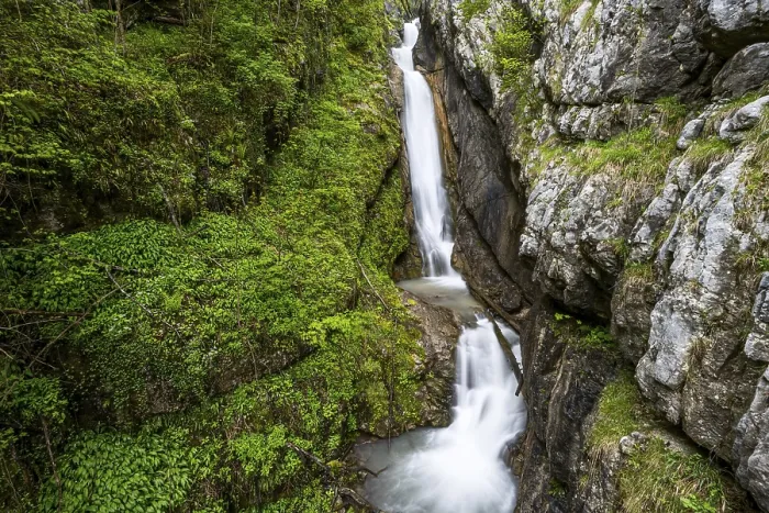 Gerahmter Druck : Ein Blick auf den Hallstätter Wasserfall in Österreich. Gerahmter Druck : Ein Blick auf den Hallstätter Wasserfall in Österreich.