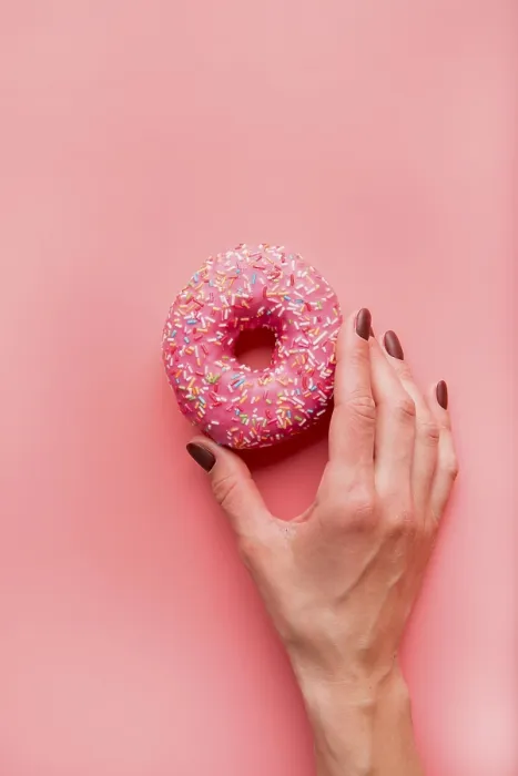 Gerahmter Druck : Obenansicht Hand, die Donut hält. Gerahmter Druck : Obenansicht Hand, die Donut hält.