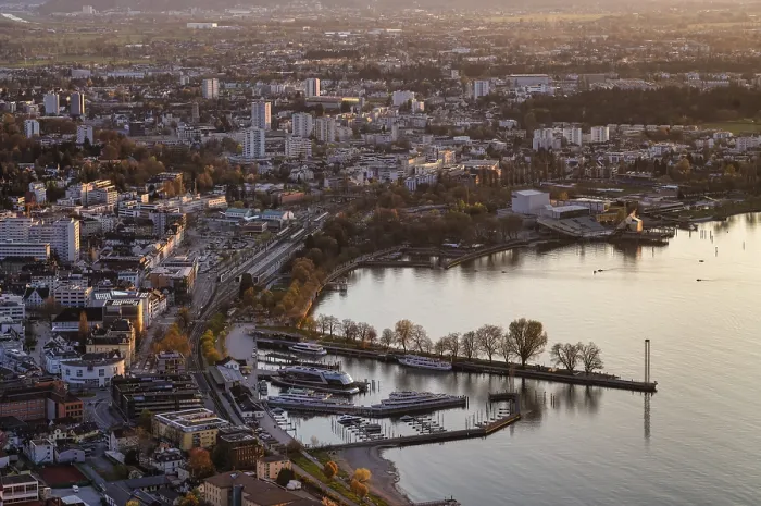 Gerahmter Druck : Blick von oben auf Hafen, Seebühne. Gerahmter Druck : Blick von oben auf Hafen, Seebühne.