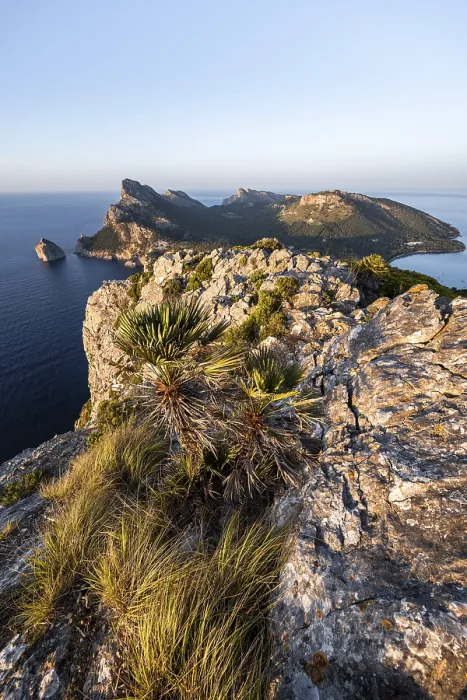 Gerahmter Druck : Blick auf Landspitze mit Klippen und Meer. Gerahmter Druck : Blick auf Landspitze mit Klippen und Meer.