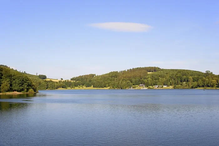 Gerahmter Druck : Blick über den Hennesee, blauer Himmel mit Wolke. Gerahmter Druck : Blick über den Hennesee, blauer Himmel mit Wolke.