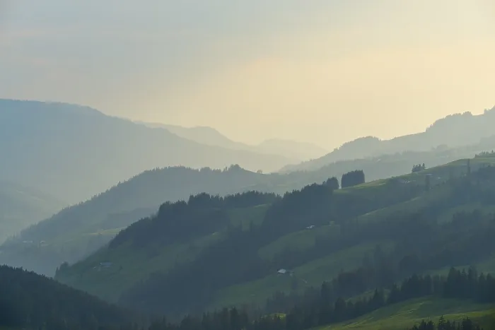 Gerahmter Druck : Blick auf einen hügeligen Landschaft bei Dämmerung Gerahmter Druck : Blick auf einen hügeligen Landschaft bei Dämmerung