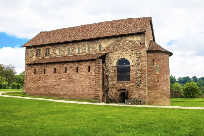 Gerahmter Druck : Seitenansicht der historischen Einhard-Basilika. Gerahmter Druck : Seitenansicht der historischen Einhard-Basilika.