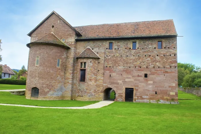 Gerahmter Druck : Historische Einhard-Basilika von der Seite, Steinach, Michelstadt, Hessen, Deutschland Gerahmter Druck : Historische Einhard-Basilika von der Seite, Steinach, Michelstadt, Hessen, Deutschland