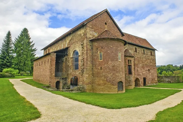 Gerahmter Druck : Ansicht der historischen Einhard-Basilika mit Apsis.