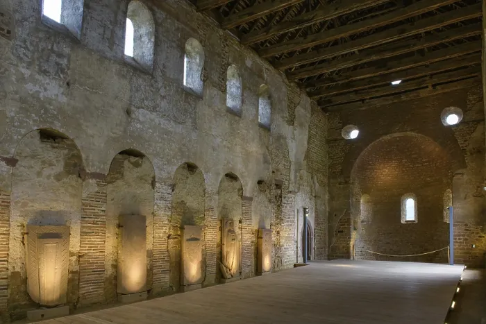 Gerahmter Druck : Ansicht der historischen Nave der Einhardsbasilika. Gerahmter Druck : Ansicht der historischen Nave der Einhardsbasilika.