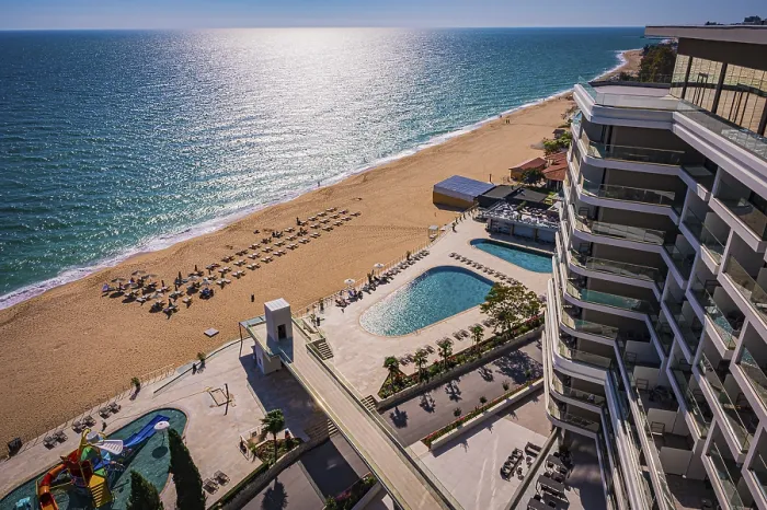 Gerahmter Druck : Blick auf ein Hotelkomplex mit Pool am Strand. Gerahmter Druck : Blick auf ein Hotelkomplex mit Pool am Strand.