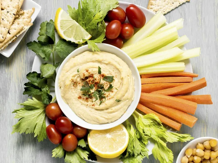 Gerahmter Druck : Obenansicht Hummus mit Sortiment von Gemüse. Gerahmter Druck : Obenansicht Hummus mit Sortiment von Gemüse.