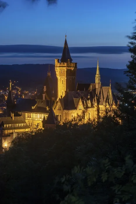 Gerahmter Druck : Blick auf das beleuchtete Schloss Wernigerode. Gerahmter Druck : Blick auf das beleuchtete Schloss Wernigerode.