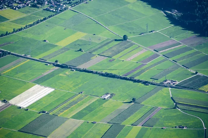 Gerahmter Druck : Blick über das Inn-Tal mit Feldern. Gerahmter Druck : Blick über das Inn-Tal mit Feldern.