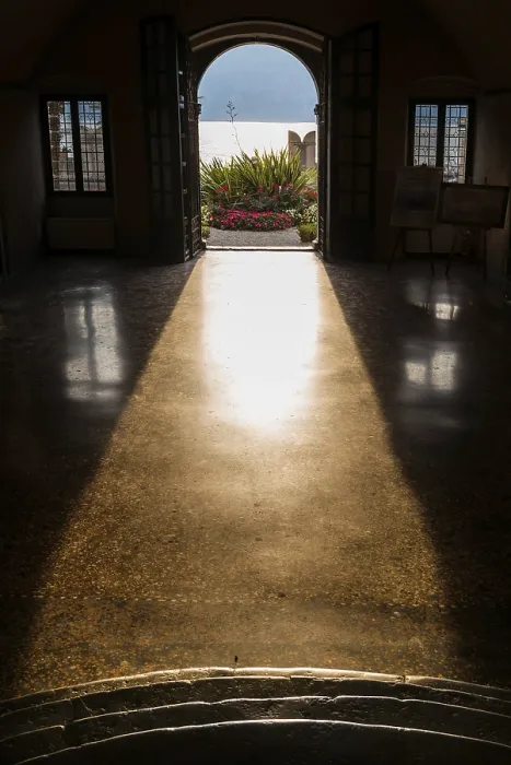 Gerahmter Druck : Blick aus dem Inneren einer Stadtvilla. Gerahmter Druck : Blick aus dem Inneren einer Stadtvilla.