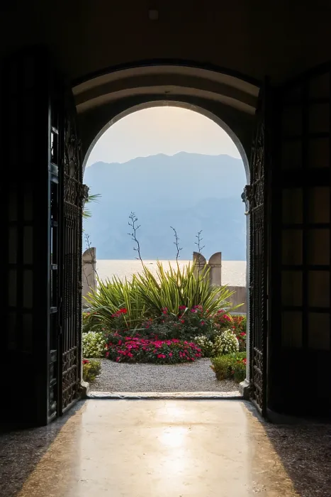 Gerahmter Druck : Blick von innen auf eine Stadtvilla. Gerahmter Druck : Blick von innen auf eine Stadtvilla.