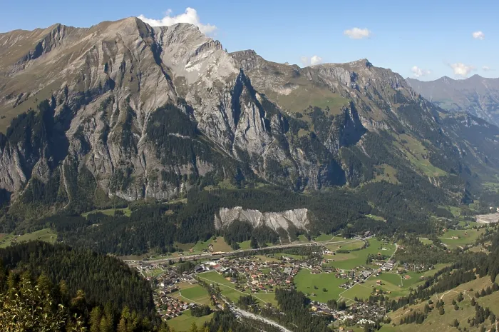 Gerahmter Druck : Blick in das Kandertal mit Aussicht auf Kandersteg. Gerahmter Druck : Blick in das Kandertal mit Aussicht auf Kandersteg.