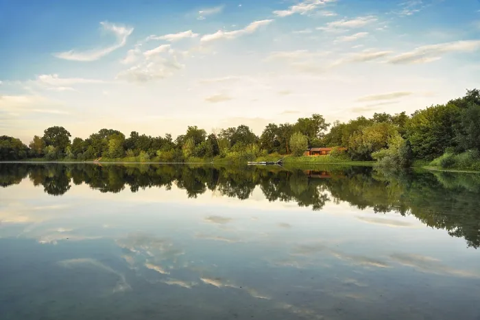 Gerahmter Druck : Blick auf einen See am Abend, mit Spiegelung. Gerahmter Druck : Blick auf einen See am Abend, mit Spiegelung.