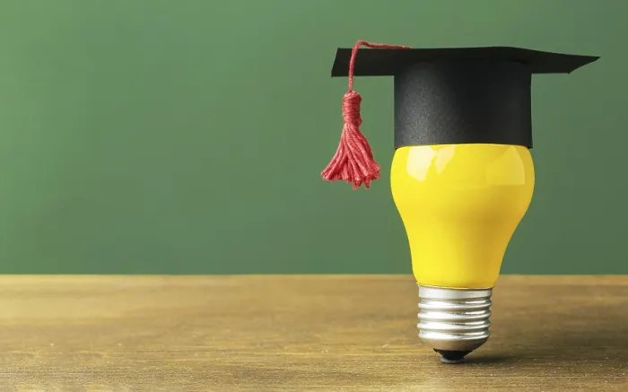 Gerahmter Druck : Vorderansicht-Lampe mit akademischer Mütze, Kopie-Raum. Gerahmter Druck : Vorderansicht-Lampe mit akademischer Mütze, Kopie-Raum.