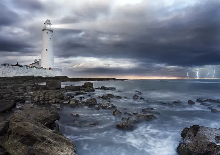 Gerahmter Druck : Ein Blick auf einen Leuchtturm in einem Sturm. Gerahmter Druck : Ein Blick auf einen Leuchtturm in einem Sturm.