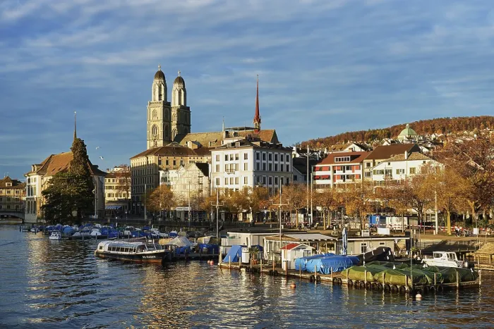 Gerahmter Druck : Blick über die Limmat zum Grossmünster. Gerahmter Druck : Blick über die Limmat zum Grossmünster.