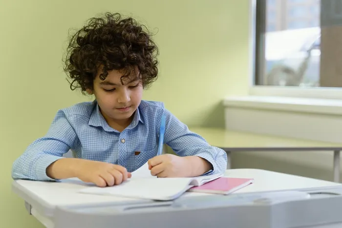 Gerahmter Druck : Vorderansicht kleiner Junge Klasse Schule Gerahmter Druck : Vorderansicht kleiner Junge Klasse Schule