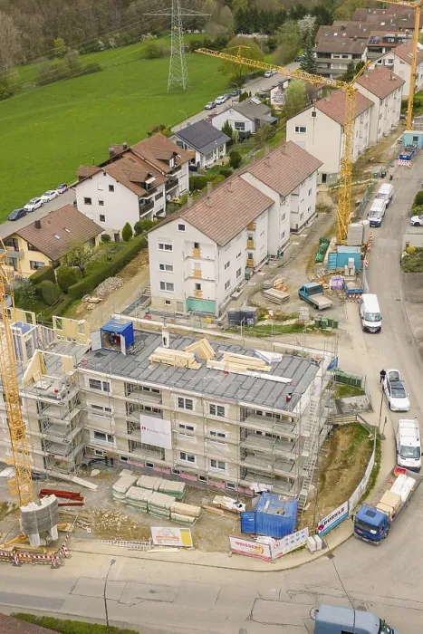 Gerahmter Druck : Ansicht eines lebhaften Baustellen innerhalb einer Wohnsiedlung. Gerahmter Druck : Ansicht eines lebhaften Baustellen innerhalb einer Wohnsiedlung.