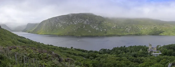 Gerahmter Druck : Blick über Loch Beagh und Schloss. Gerahmter Druck : Blick über Loch Beagh und Schloss.