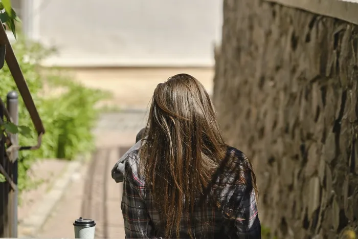 Gerahmter Druck : Rückansicht eines langhaarigen Mannes. Gerahmter Druck : Rückansicht eines langhaarigen Mannes.