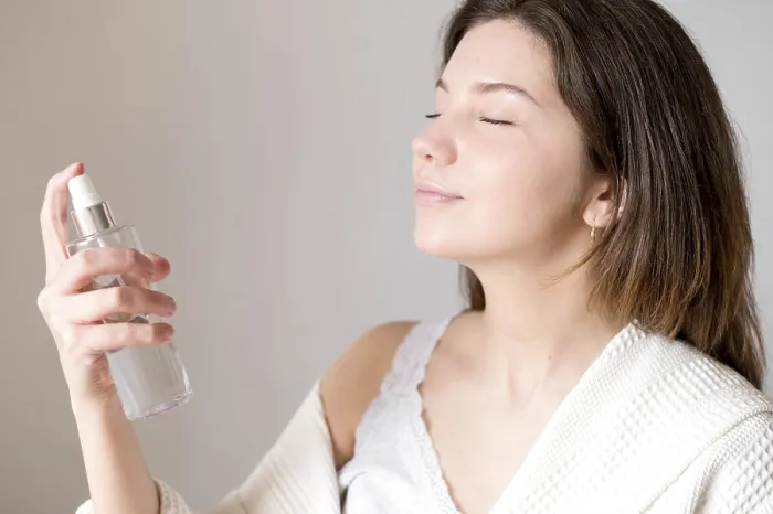 Gerahmter Druck : Seitenansicht Make-up Fixier-Spray angewendet. Gerahmter Druck : Seitenansicht Make-up Fixier-Spray angewendet.