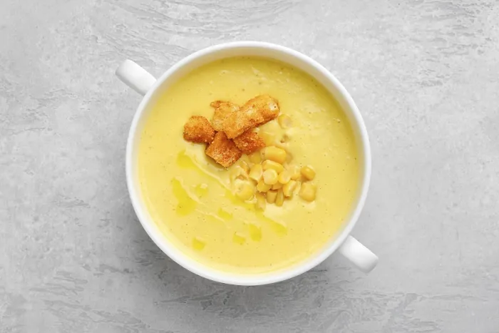 Gerahmter Druck : Obenansicht von Maispüree-Suppe mit Croûtons. Gerahmter Druck : Obenansicht von Maispüree-Suppe mit Croûtons.
