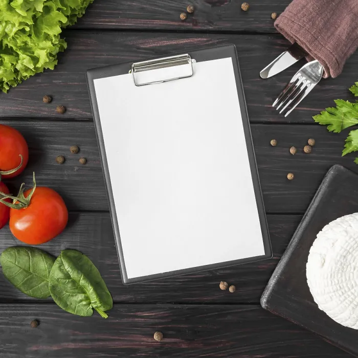Gerahmter Druck : Oberansicht leeres Menü mit Tomaten Spinat Gerahmter Druck : Oberansicht leeres Menü mit Tomaten Spinat