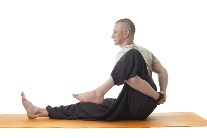 Gerahmter Druck : Seitenansicht eines mittelalten Mannes, der Yoga in einem Studio macht.