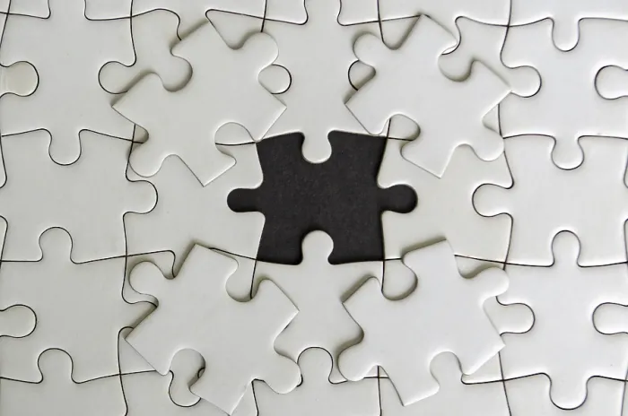 Gerahmter Druck : Obenansicht des vermissten Puzzlestücks. Anpassbare leere Stelle im Puzzle für Text.