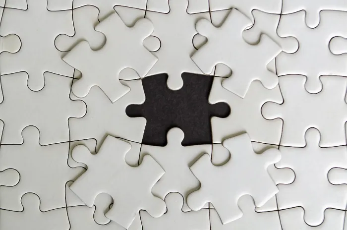 Gerahmter Druck : Oberansicht des vermissten Puzzlestücks. Anpassbare leere Fläche im Puzzle für Text.