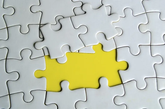 Gerahmter Druck : Oberansicht von vermissten weißen Puzzlestücken. Gerahmter Druck : Oberansicht von vermissten weißen Puzzlestücken.