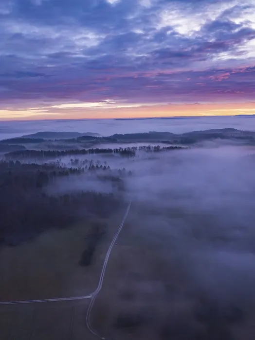 Gerahmter Druck : Blick auf eine neblige Landschaft mit weiten Feldern. Gerahmter Druck : Blick auf eine neblige Landschaft mit weiten Feldern.