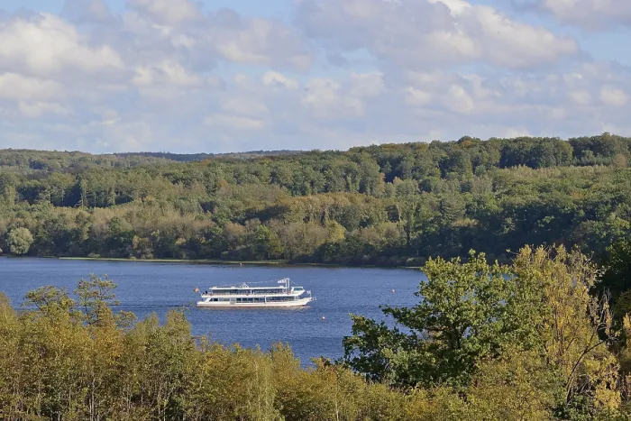 Gerahmter Druck : Blick auf den Mohnesee mit der Passagierschiff MS Mohnesee. Gerahmter Druck : Blick auf den Mohnesee mit der Passagierschiff MS Mohnesee.