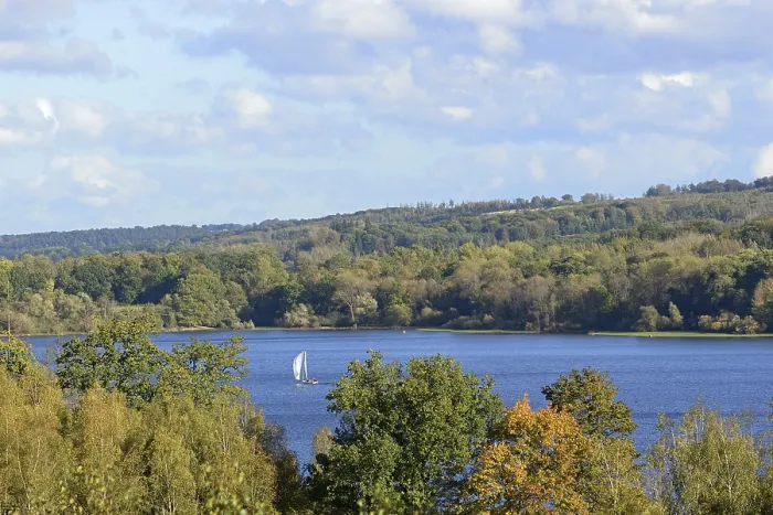 Gerahmter Druck : Blick auf den Mohnesee mit Segelboot. Gerahmter Druck : Blick auf den Mohnesee mit Segelboot.