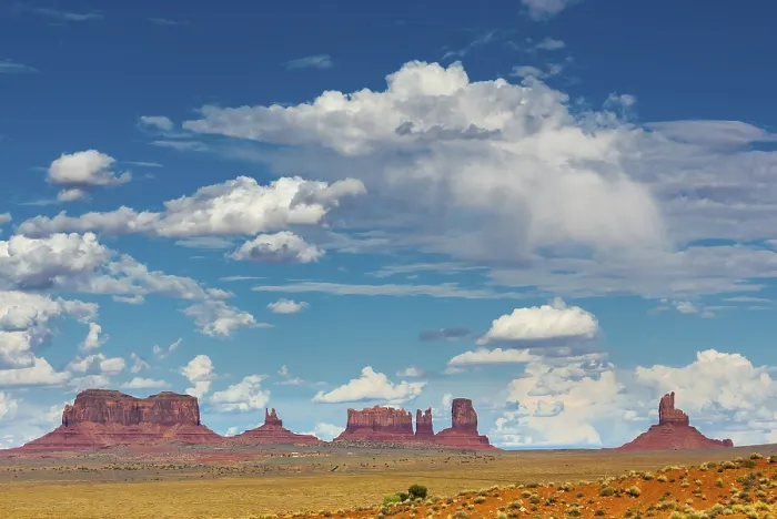 Gerahmter Druck : Blick auf Monument Valley, bewölkter Himmel. Gerahmter Druck : Blick auf Monument Valley, bewölkter Himmel.