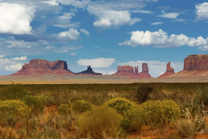 Gerahmter Druck : Blick auf Monument Valley, bewölkter Himmel.