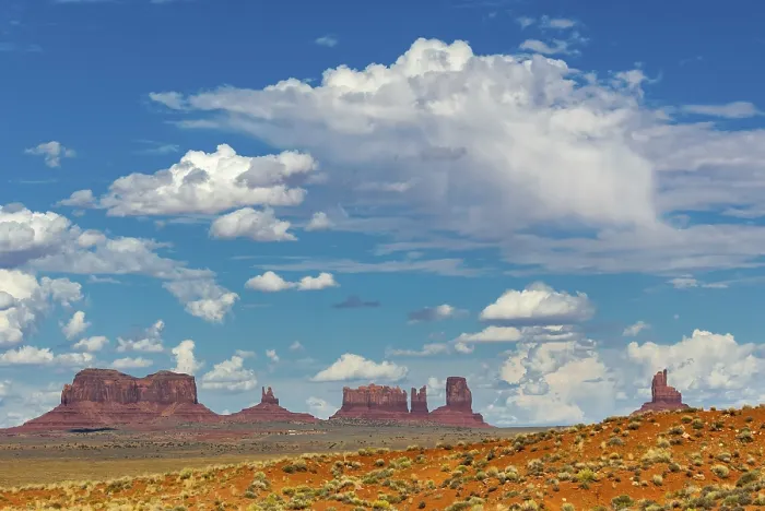 Gerahmter Druck : Blick auf das Monument Valley, bewölkter Himmel. Gerahmter Druck : Blick auf das Monument Valley, bewölkter Himmel.