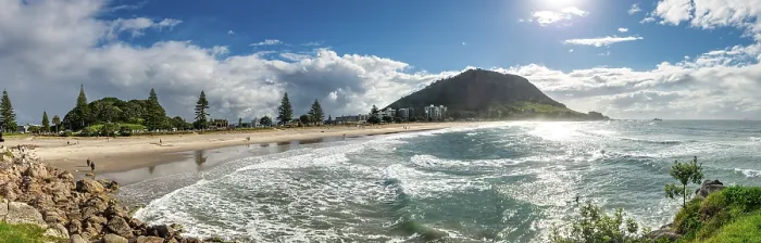 Gerahmter Druck : Blick auf den Mount Manganui mit Strand. Gerahmter Druck : Blick auf den Mount Manganui mit Strand.