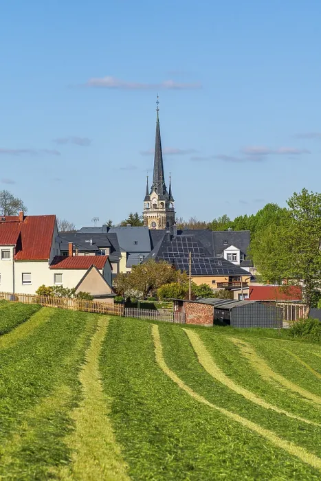 Gerahmter Druck : Blick über eine gemähte Wiese zu St. Gerahmter Druck : Blick über eine gemähte Wiese zu St.