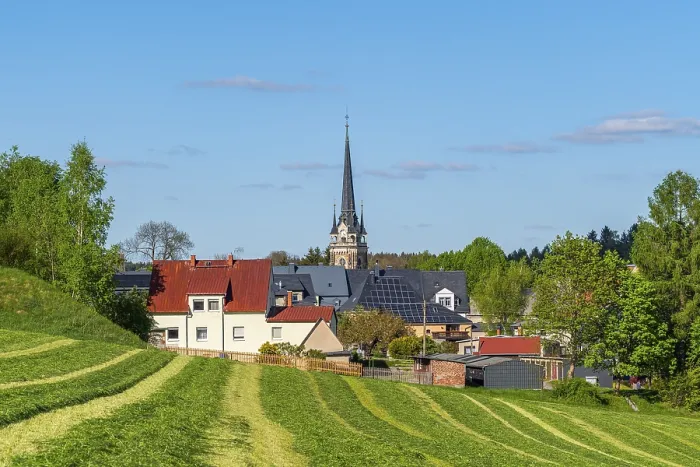 Gerahmter Druck : Blick über eine gemähte Wiese auf St. Gerahmter Druck : Blick über eine gemähte Wiese auf St.
