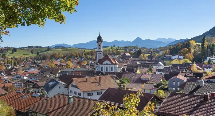 Gerahmter Druck : Blick auf Nesselwang mit St. Andreas Gerahmter Druck : Blick auf Nesselwang mit St. Andreas