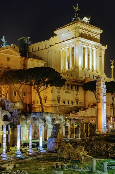 Gerahmter Druck : Blick nachts über das Forum des Julius Caesar. Gerahmter Druck : Blick nachts über das Forum des Julius Caesar.