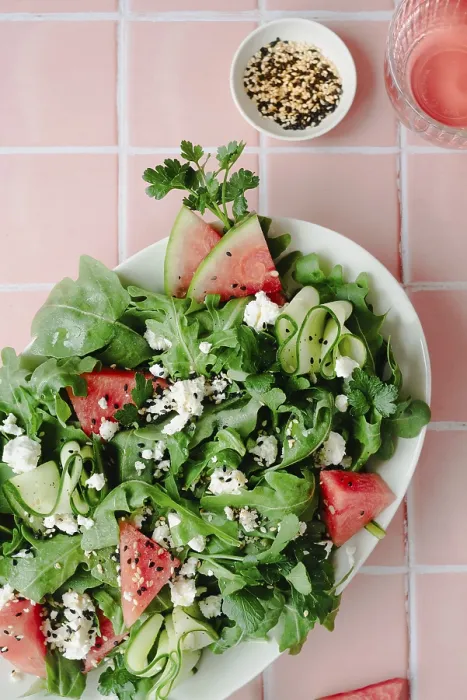 Gerahmter Druck : Obenansicht eines nährenden Salats, der Rucola kombiniert. Gerahmter Druck : Obenansicht eines nährenden Salats, der Rucola kombiniert.
